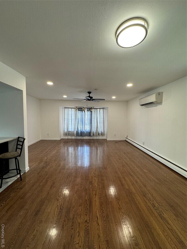 15 Belmont Blvd in Elmont, NY - Building Photo - Building Photo