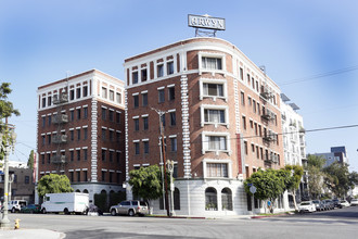 Arwyn Manor Apartments - New York Style - Newly Renovated Apartments in Los Angeles, CA - Foto de edificio - Building Photo