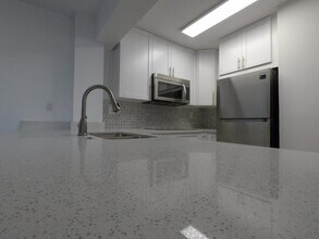 126 SW 17th Rd, Unit 208 in Miami, FL - Building Photo - Building Photo