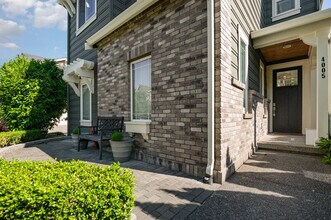 4005 W Briarcliff Ln in Seattle, WA - Building Photo - Building Photo