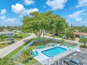 1720 NW 37th St in Oakland Park, FL - Foto de edificio - Building Photo