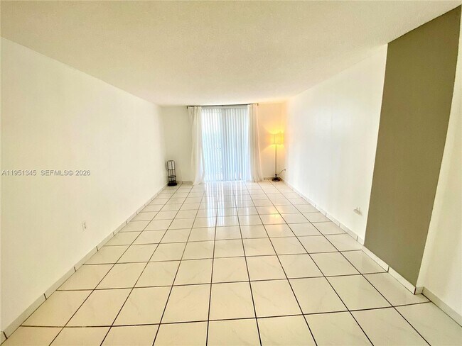16950 Dixie Hwy in North Miami Beach, FL - Building Photo - Building Photo