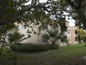 Sabal Pointe in Palm Springs, FL - Foto de edificio - Building Photo