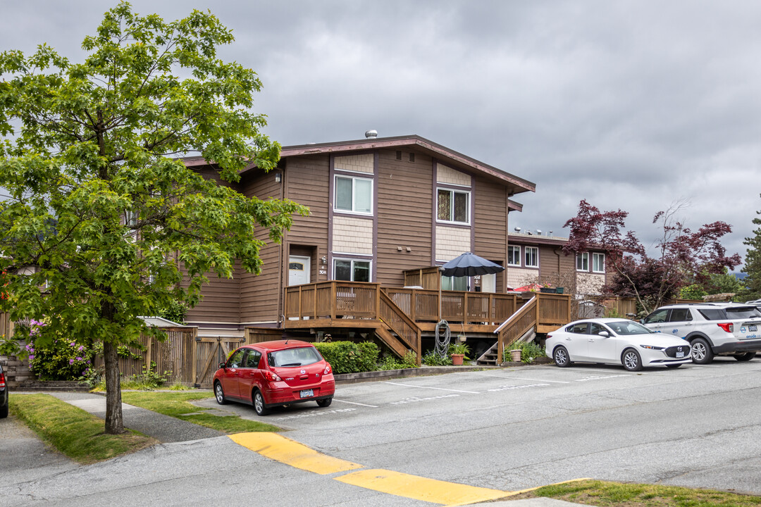 301 Afton Ln in Port Moody, BC - Building Photo