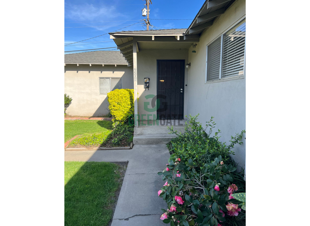 2208 Tully Rd in Modesto, CA - Building Photo