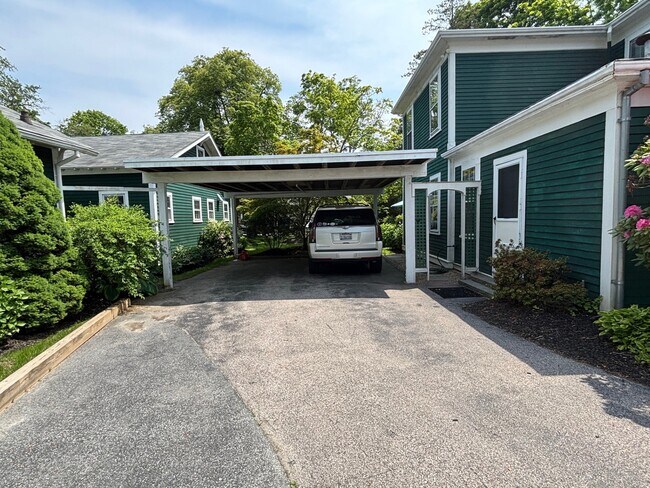 31 Ward Ave in Newport, RI - Foto de edificio - Building Photo