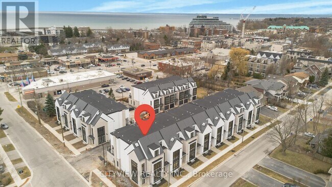 2268 Sovereign St in Oakville, ON - Building Photo - Building Photo