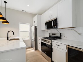 2142 N Maplewood Ave in Chicago, IL - Building Photo - Building Photo