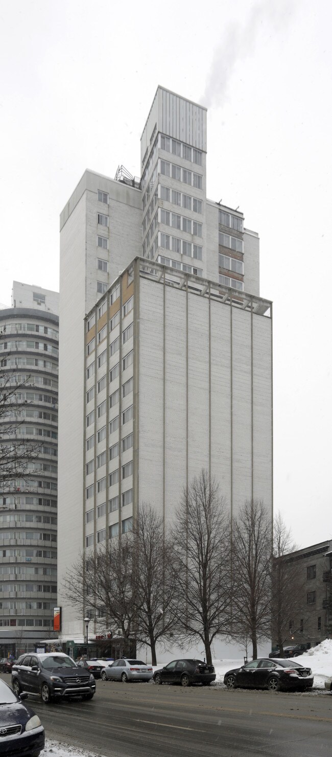 Le Châtelain's in Montréal, QC - Building Photo - Building Photo