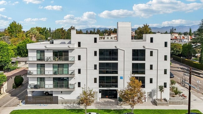 12905 Landale Street in Studio City, CA - Foto de edificio - Building Photo