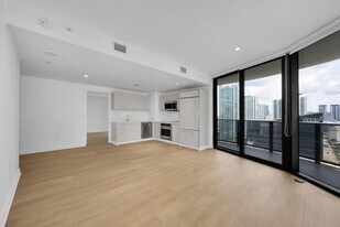 45 SW 9th St, Unit 2101 in Miami, FL - Building Photo
