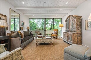 2575 Peachtree Rd in Atlanta, GA - Building Photo