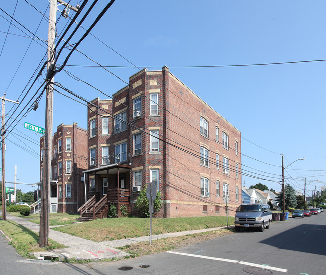 637 W Main St in New Britain, CT - Foto de edificio - Building Photo