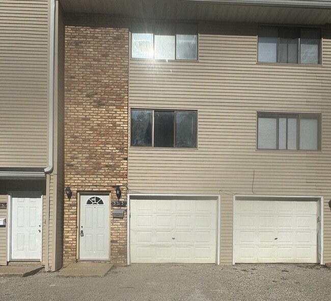 3213 Schuetzen Ln in Davenport, IA - Building Photo - Building Photo