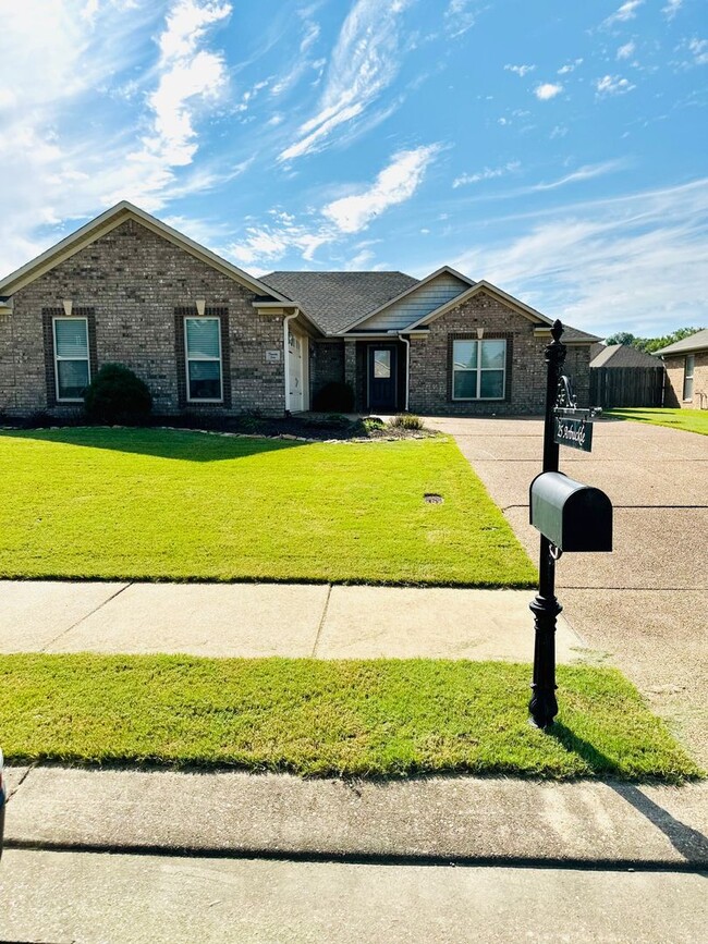 25 Arbuckle Ln in Jackson, TN - Foto de edificio - Building Photo