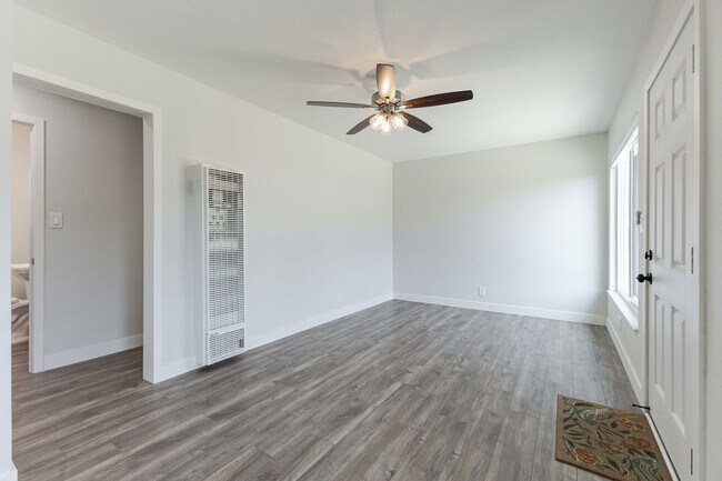 2151 N Raymond Ave in Altadena, CA - Building Photo - Building Photo