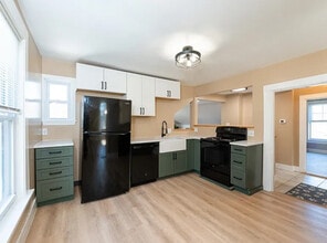 39 South Ave, Unit Apt 2 in Derry, NH - Building Photo - Building Photo
