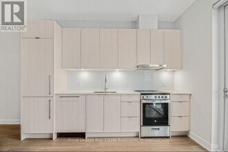 4130 Parkside Village Dr in Mississauga, ON - Building Photo - Building Photo