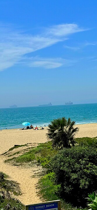 16571 S Pacific Ave. in Sunset Beach, CA - Foto de edificio