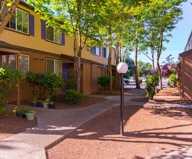 Burnwood Manor in Woodburn, OR - Building Photo - Building Photo