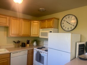 2172 W 15th Ct, Unit Westmoreland Village in Eugene, OR - Foto de edificio - Building Photo