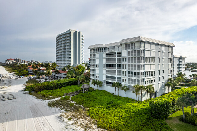 Le Dauphin Condos in Naples, FL - Building Photo - Building Photo