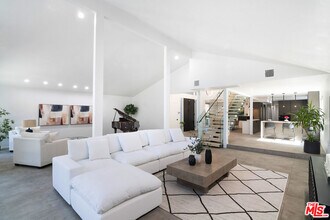 3585 Alana Dr in Los Angeles, CA - Building Photo - Building Photo