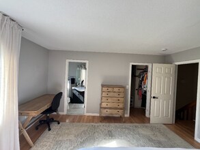 62 Fox Run Ct in Newington, CT - Foto de edificio - Building Photo