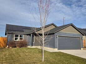 479 NE Poplar Ln in Redmond, OR - Building Photo