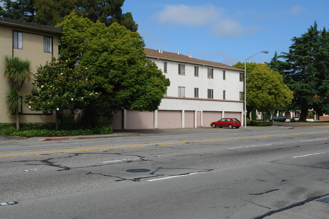 5 Aragon Blvd in San Mateo, CA - Foto de edificio