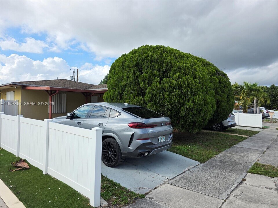 3860 E 9th Ln in Hialeah, FL - Building Photo