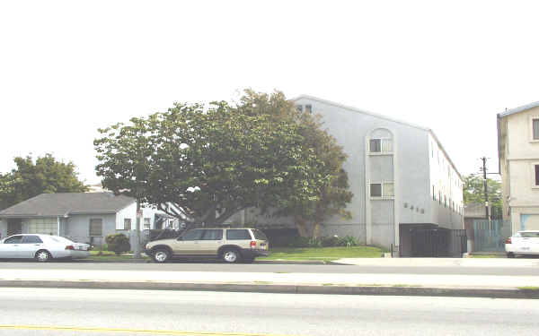 5412 Arbor Vitae St in Los Angeles, CA - Foto de edificio