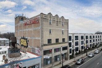 2431 W Irving Park Rd in Chicago, IL - Building Photo - Building Photo