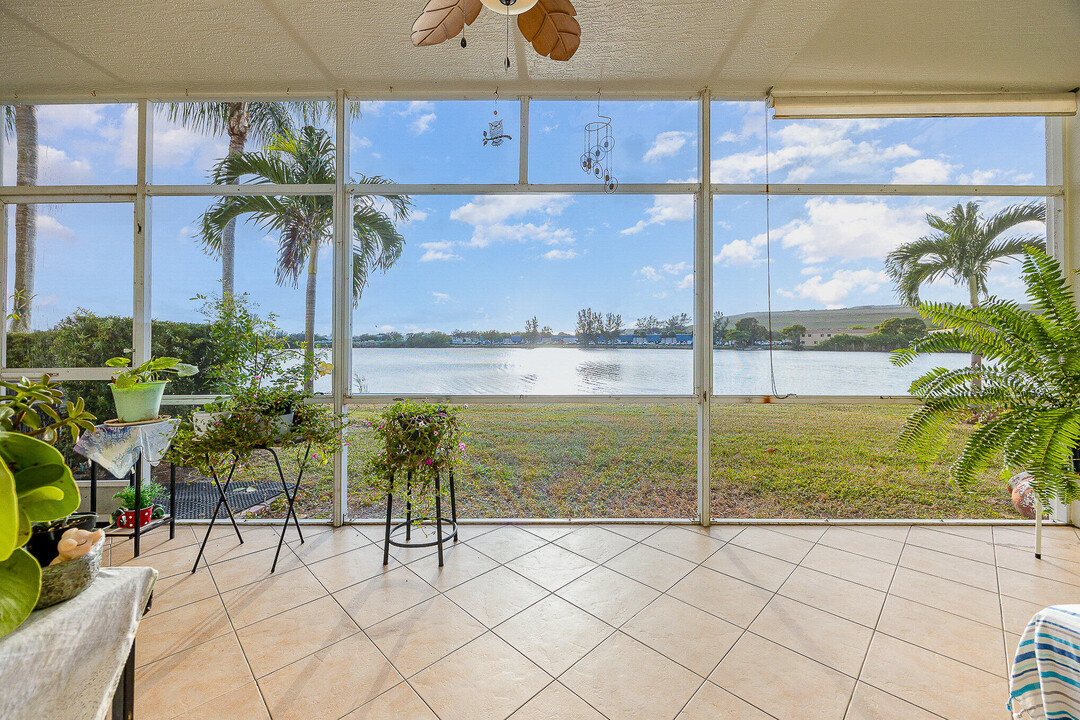 4401 Crystal Lake Dr in Pompano Beach, FL - Building Photo