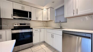 6200 NW 44th St in Lauderhill, FL - Foto de edificio - Building Photo