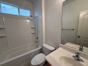 1717 Monte Vista Ct in West Sacramento, CA - Foto de edificio - Building Photo