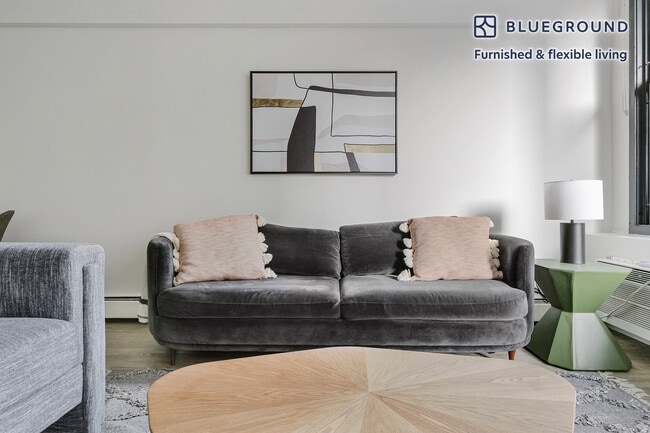 21 E Chestnut St in Chicago, IL - Foto de edificio - Building Photo