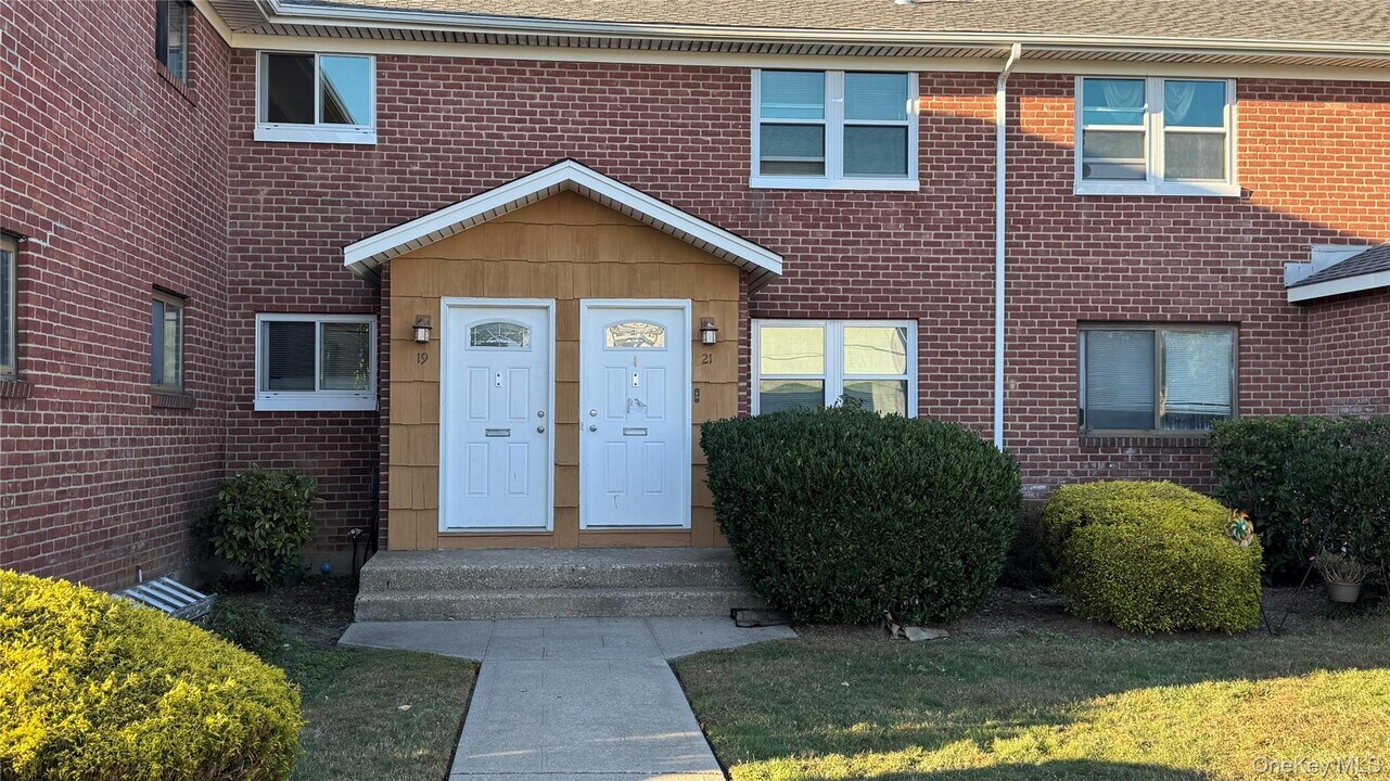 19 Barbara Ct in Sayville, NY - Building Photo