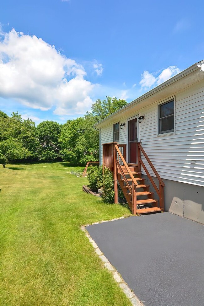 2 Mary Helen Way in Rockport, MA - Foto de edificio - Building Photo