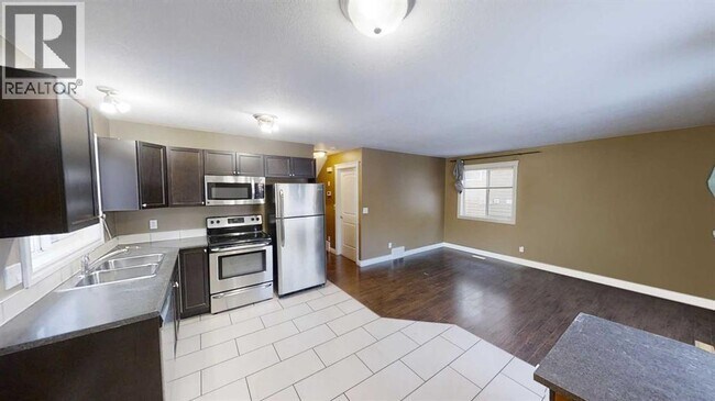 10272-10285 85 St in Grande Prairie, AB - Building Photo - Building Photo