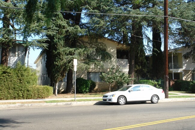5748 Hazeltine Ave in Van Nuys, CA - Foto de edificio - Building Photo