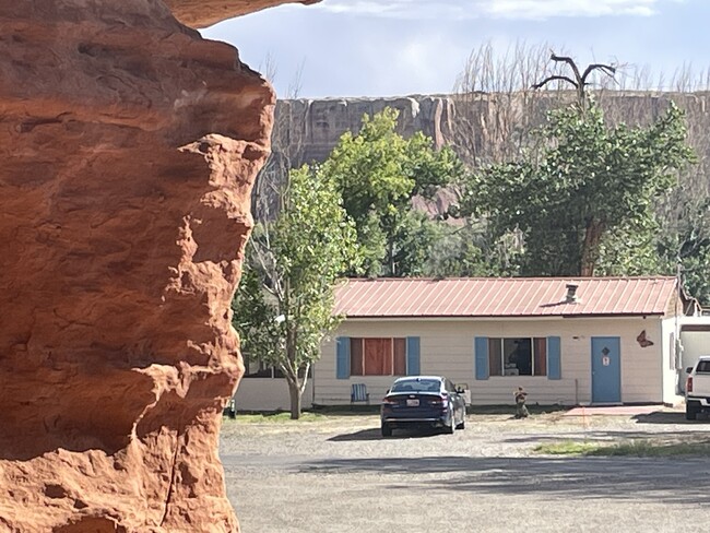 890 Navajo Twins Dr in Bluff, UT - Building Photo - Building Photo