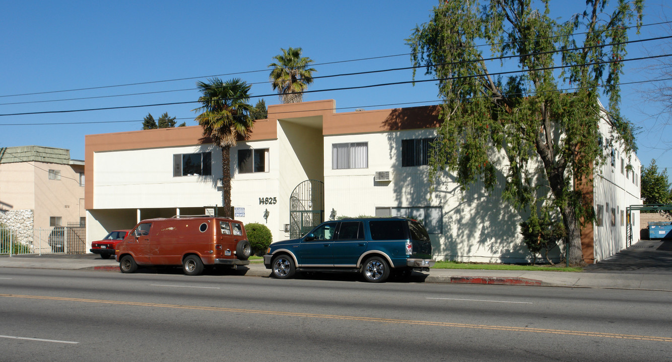 14825 Vanowen St in Van Nuys, CA - Building Photo