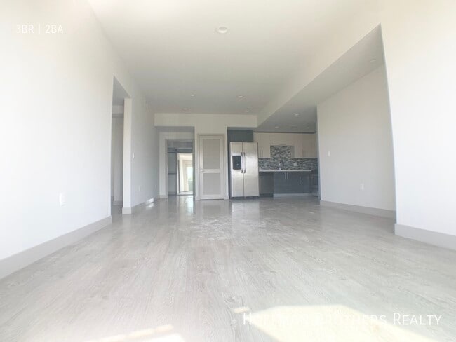 3714 Kelton Ave, Unit 304 in Los Angeles, CA - Building Photo - Building Photo