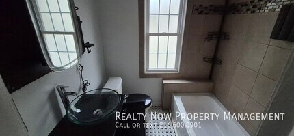 3634 Glencairn Rd in Shaker Heights, OH - Foto de edificio - Building Photo