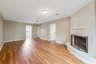 130 Huggins Rd in Lafayette, LA - Building Photo - Building Photo