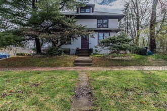 602 S Broadway Ave, Unit 1 in Urbana, IL - Foto de edificio - Building Photo