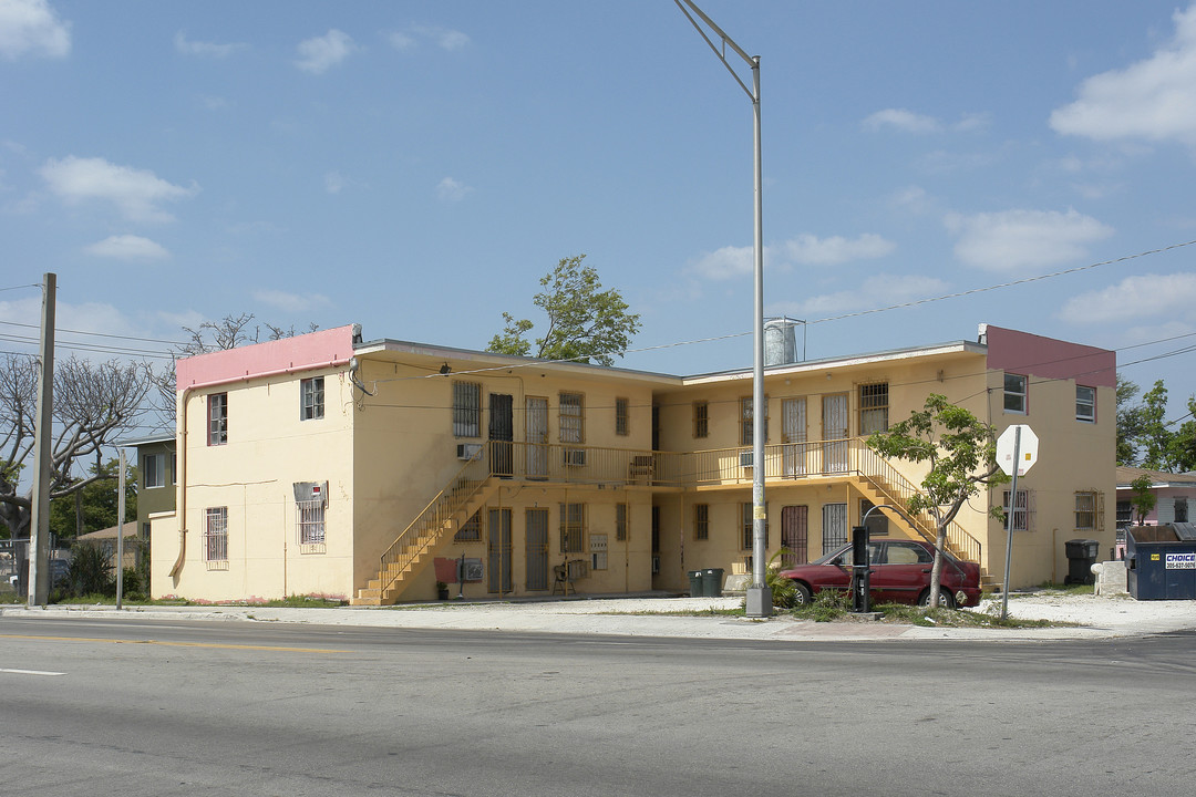 1700 NW 63rd St in Miami, FL - Foto de edificio