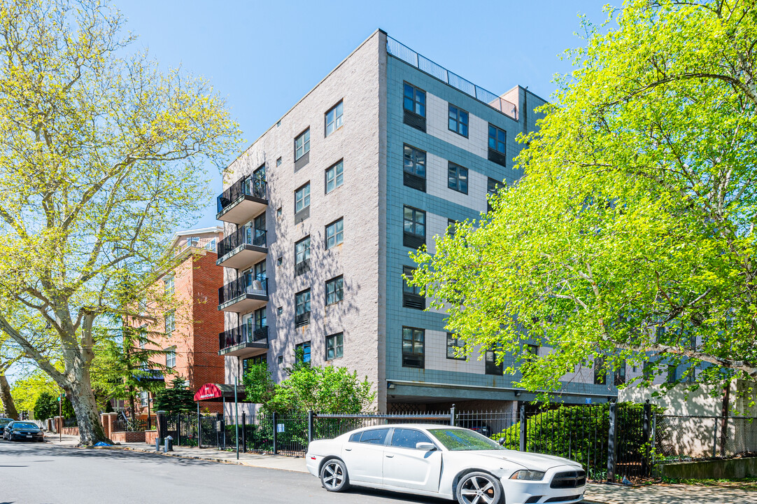 Astoria Chateau in Astoria, NY - Building Photo