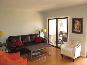 2340 Caringa Way in Carlsbad, CA - Building Photo - Building Photo